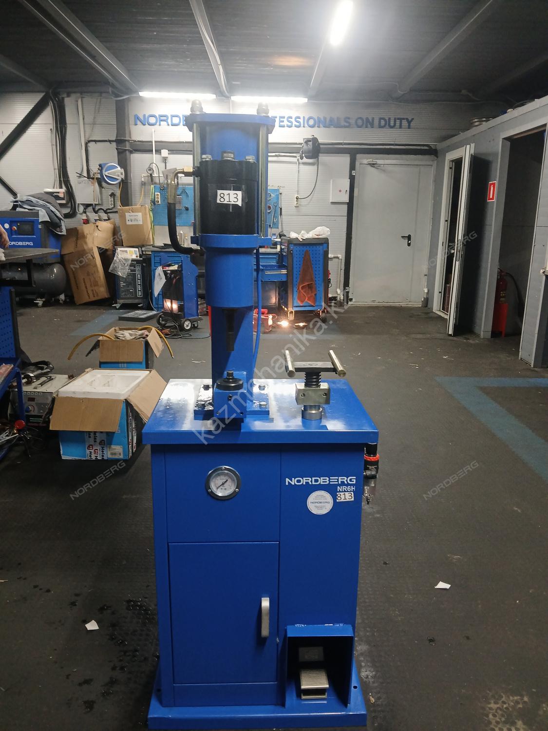 Станок пневмогидравлический для заклепки тормозных колодок rm 813 Фотография: Станок пневмогидравлический для заклепки тормозных колодок rm 813