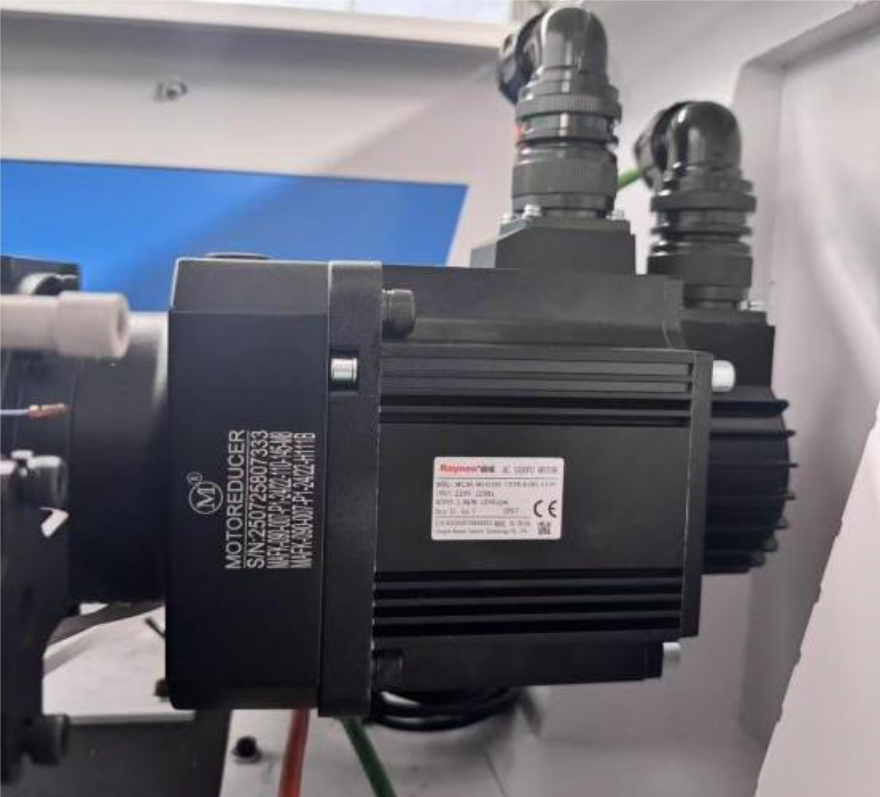 Оптоволоконный лазер Metal Master MLF-3015RS 1500W 6 Серводвигатели Delta