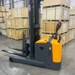 Штабелер самоходный 1,5 т 5,0 м XILIN CQD15R с выдвижной мачтой и противовесом 24/270 В/Ач